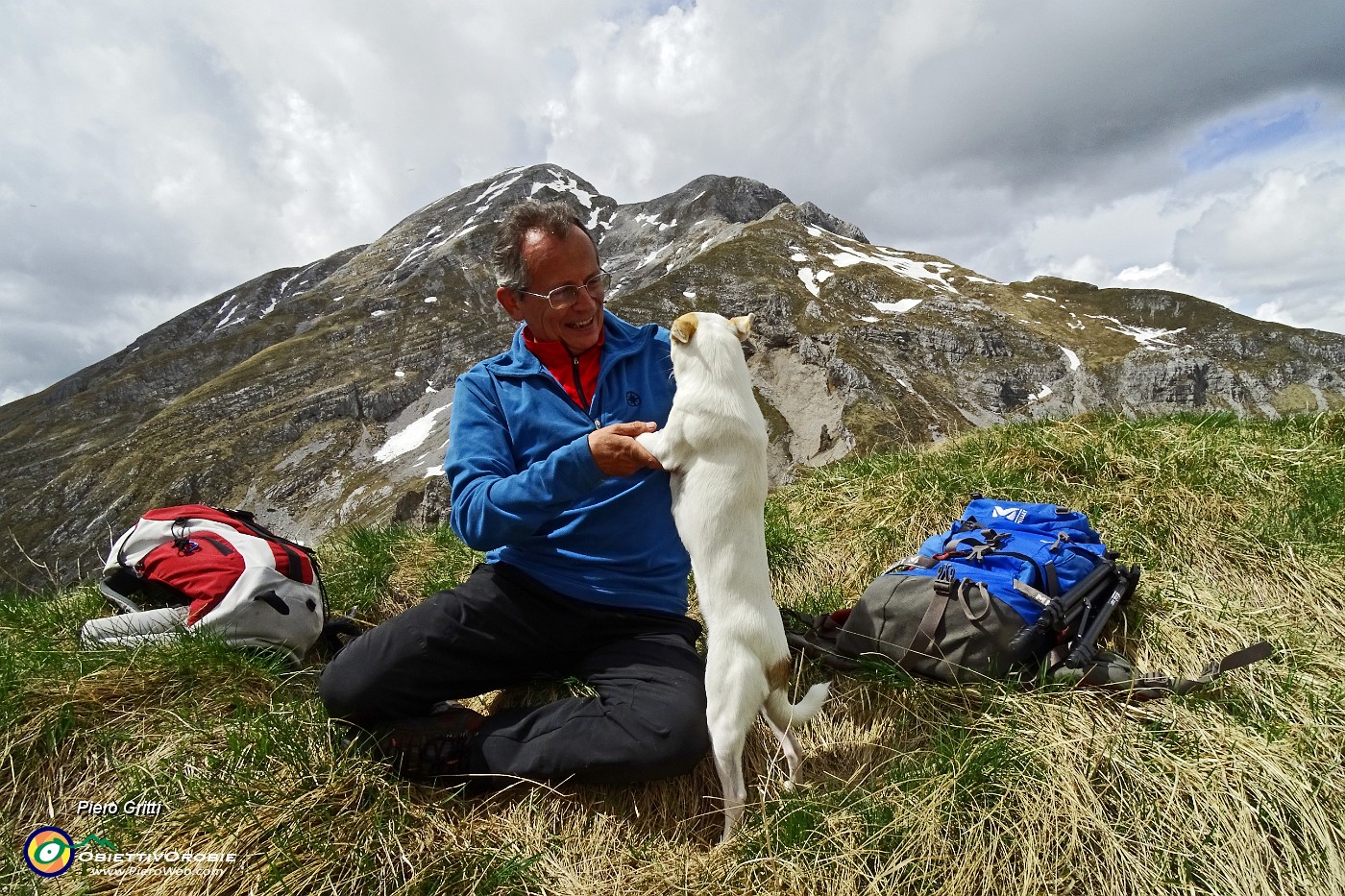 69 In vetta a Cima degli Agnelli con Arera da sfondo .JPG -                                